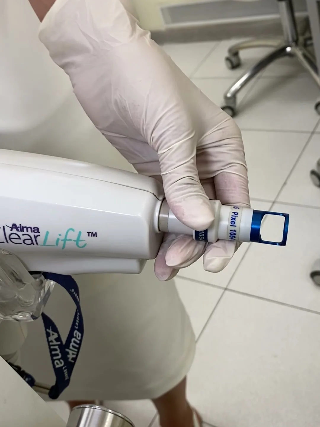 Наконечник лазера Alma ClearLift в руке врача, кабинет клиники